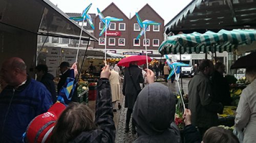 Infostand von Auricher IG Metall-Mitgliedern in der Innenstadt